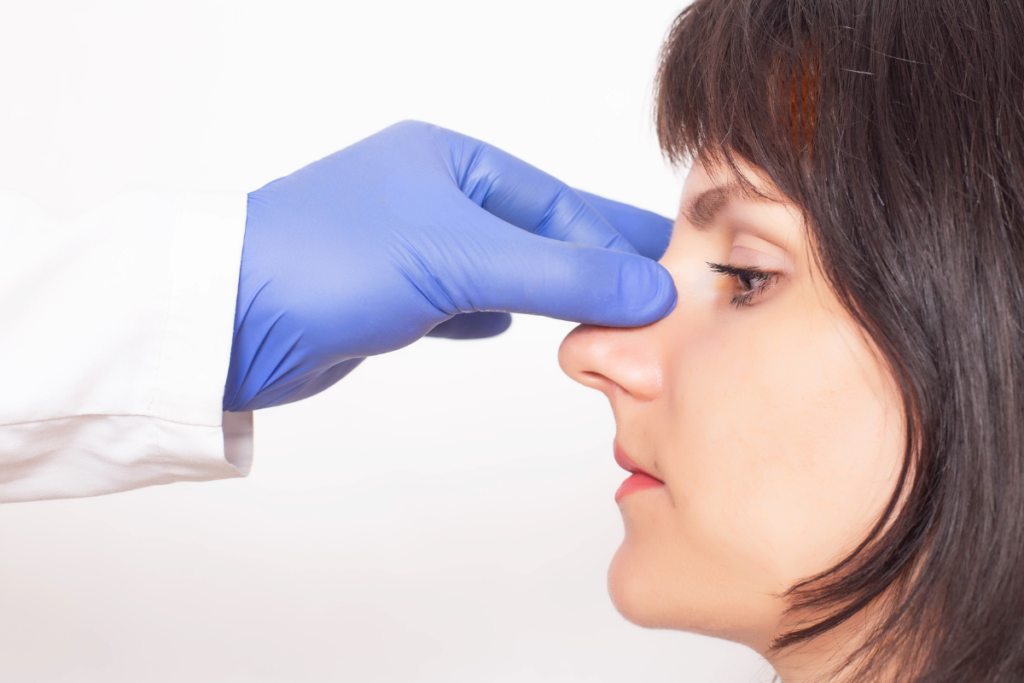 A rinoplastia reparadora é uma opção para corrigir danos no nariz.