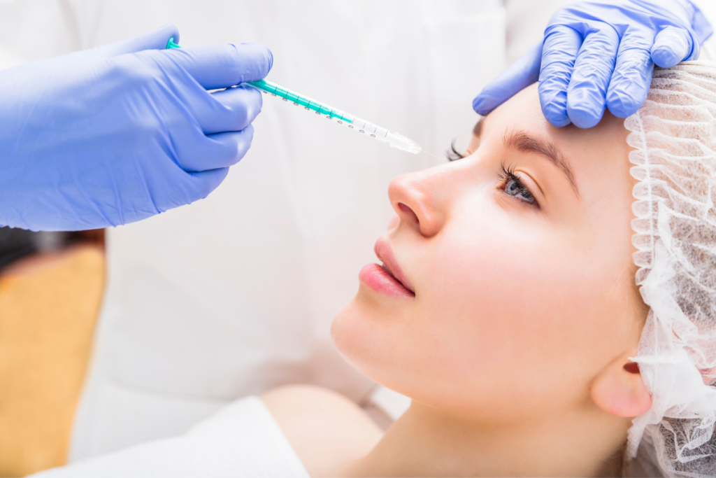 Pessoa realizando procedimento estético, e médico com agulha. Imagem ilustrativa para texto cirurgia plástica no nariz.