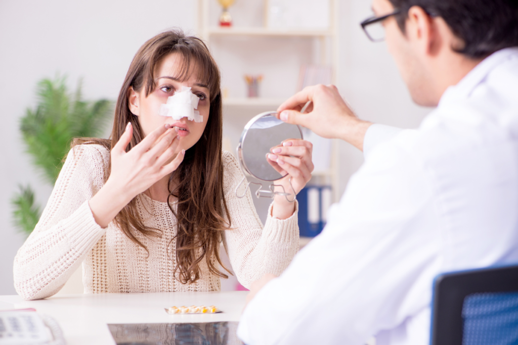 Mulher com curativo no nariz se consultando com médico. Imagem ilustrativa para texto fibrose no nariz após rinoplastia.